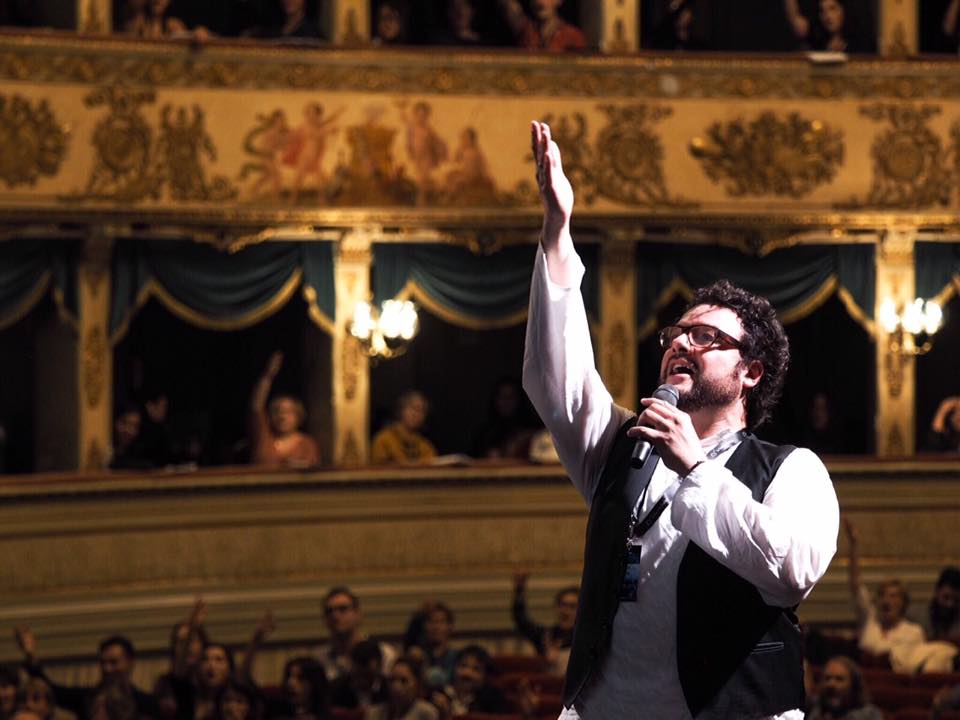 Dall’esperienza del canto armonico e dall’amore per lo stile e il bhajan indiano, un nuovo modo di “vedere” la&nbsp;Voce.