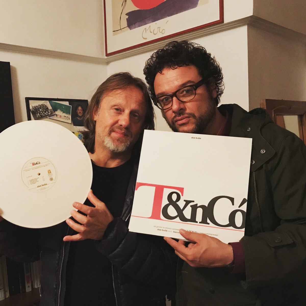 Il trio presenta ad Amorefolle la loro opera performante musicale chiamata T&nCò. Il vinile bianco in&nbsp;esposizione.