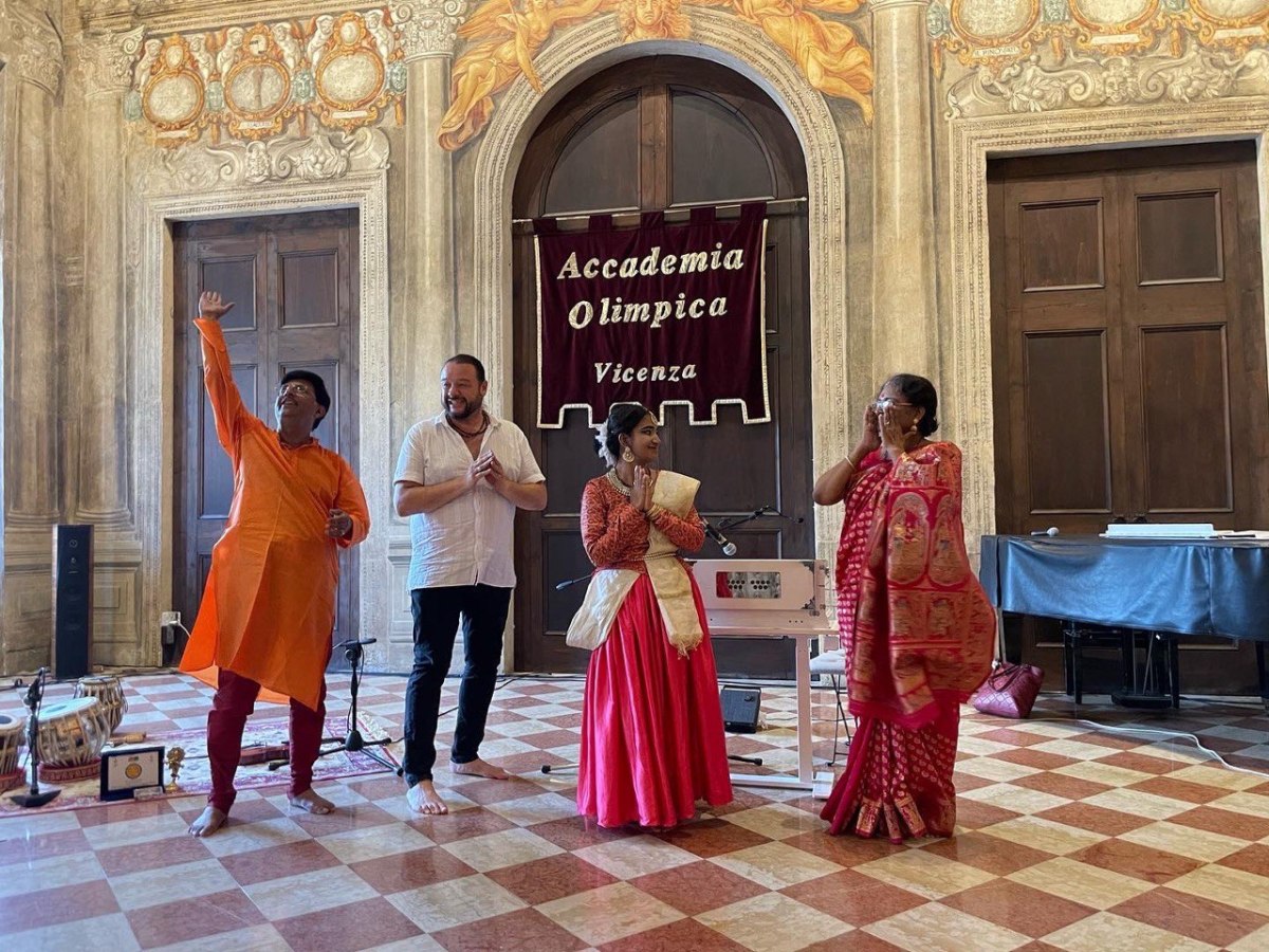 The Indian Family. Il trio Banerjee tra canti e&nbsp;tabla