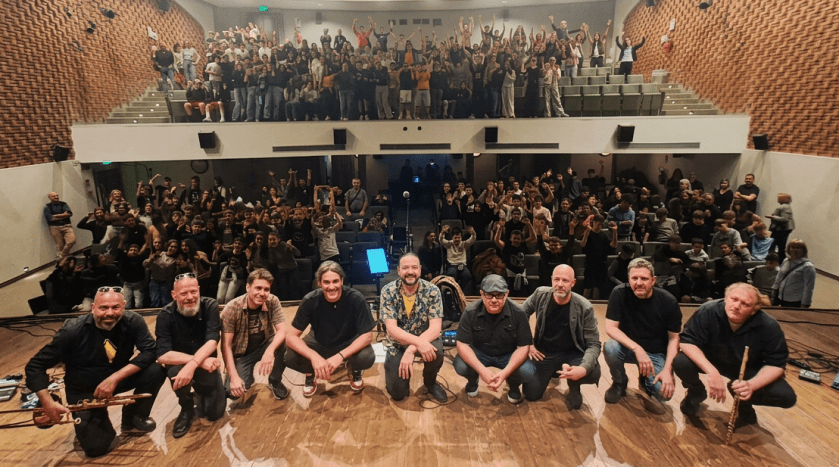 Sinergia Etno Popular Funk al Teatro Busnelli di Dueville (VI). Da destra: Luca Moresco (trombone), Mauro Ziro Ziroldi (sax), Nicola Sgreva (chitarra), Alberto De Toffani (percussioni), Alan Bedin (voce e ghironda), Matteo Bussi (basso), Fabio Ziroldi (batteria), Enrico Cera (chitarra e sintetizzatore), Fabio Red Guglielmi (flauto)